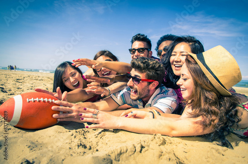 Plakat grupa przyjaciół gra na plaży - koncepcja stylu życia