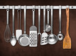 Küchenwerkzeuge vor brauner Wand