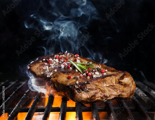 Fotografija  Beef steak on grill