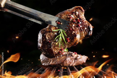Zdjęcie XXL Stek wołowy na grillu