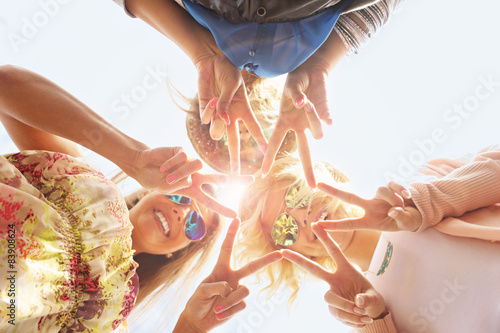 Fotografía Grupo de amigos felices mostrando signos
