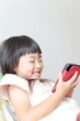 © ayaka_photo - スマホで遊ぶ女の子