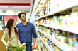 © industrieblick - junges Paar kauft Essen im Supermarkt ein // shopping