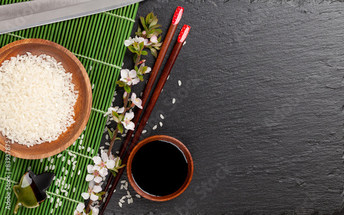 Naklejka samoprzylepna Japońskie pałeczki do sushi, miski sosu sojowego, ryż i sakura bloss