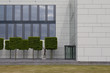 Modernes Bürogebäude mit Bäumen