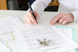 © thodonal - Client signing a real estate contract