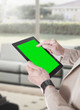Mani con tablet sfondo verde