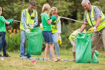 Canvas Print - Happy family collecting rubbish 