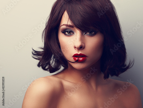 Fotografía Bright makeup beautiful woman with short black hair style lookin