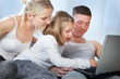© pix4U - familie am laptop