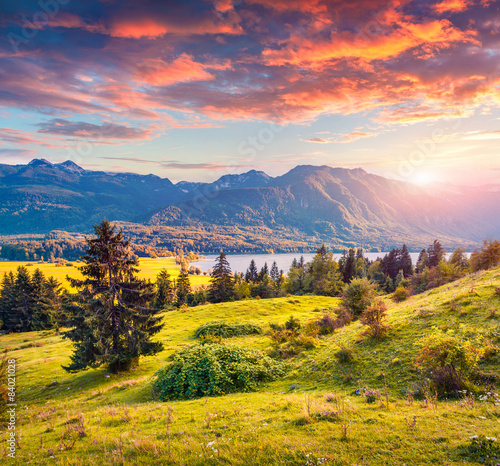 Fototapeta Alpy  kolorowy-letni-wschod-slonca-nad-jeziorem-bohinj