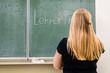 © Animaflora PicsStock - Lehrerin an der Tafel