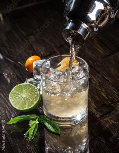 Verser un cocktail dans le verre Poster Mural XXL
