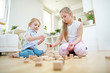 © Robert Kneschke - Zwei Kinder bauen Turm aus Bausteinen