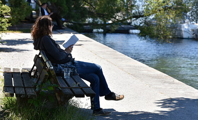 Wall Mural - lectrice en bordure du lac