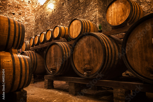 Fotomural Bodega de barriles para el almacenamiento de vino, Italia