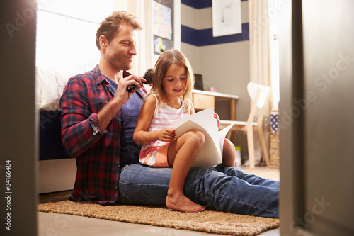 Cuadros en Lienzo Father brushing young daughter's hair