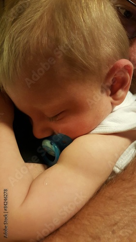 Zdjęcie XXL Śpiące dziecko przytulone do taty