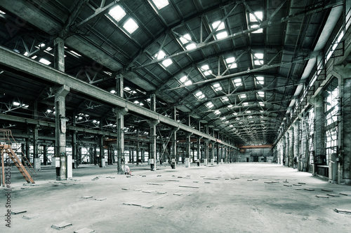 Dekoracja na wymiar  pusta-podloga-w-opuszczonej-fabryce