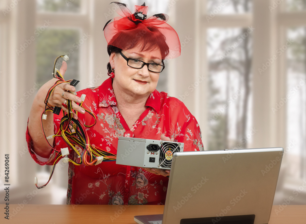 Фото бабы в красной блузке у компьютера