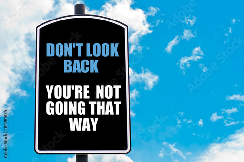 Foto DO NOT LOOK BACK YOU ARE NOT GOING THAT WAY