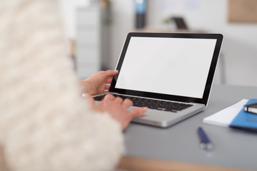 weißer bildschirm am laptop