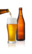 ビール/ビアグラスにビールを注いでいるシーン,冷たさを感じるシズルを表現しています。