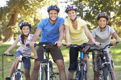 Cuadros en Lienzo Familia en paseo del ciclo en Campo