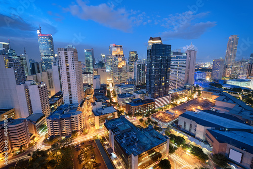 Plakat Podniesiony, nocny widok Makati, biznesowej dzielnicy Metro Manila.
