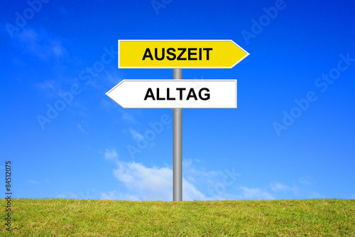 Foto Schild Wegweiser zeigt in zwei Richtungen Auszeit oder Alltag