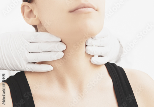 Fotografía Donna visitata alla gola e Collo da medico