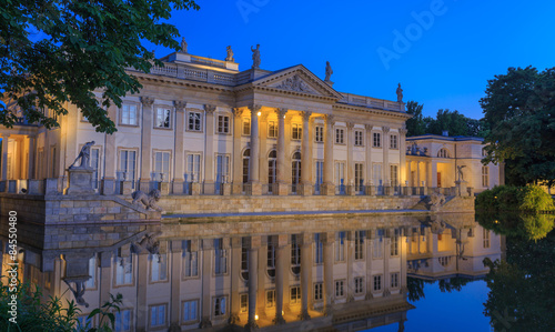 Zdjęcie XXL Łazienki Królewskie w Warszawie - Pałac na wodzie nocą