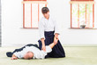 Lehrer und Schüler kämpfen in Aikido Kampfsport Schule