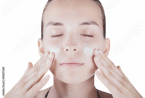 Fotografía Viso donna con crema spalmata sfondo bianco