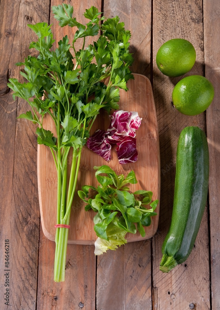 Obraz na płótnie warzywa na sałatkę, składniki w salonie
