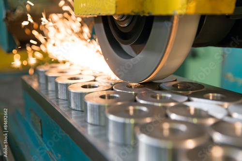 Fotografía finishing metal working on horizontal surface grinder machine