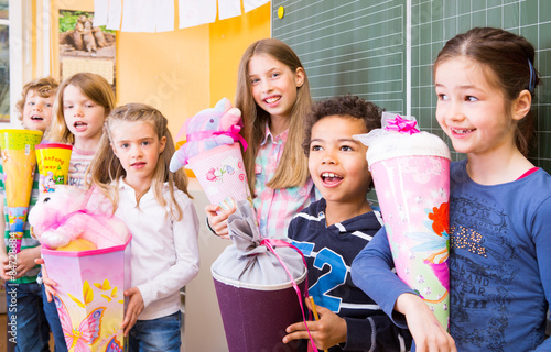 Fotografía erster Schultag Schulanfänger mit Schultüten