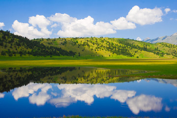 Wall Mural - Lago di Filetto nell'appennino abruzzese