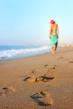 Fototapeta Morze - walking on beach
