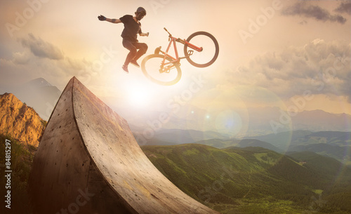 sport-ruch-motocyklistow-skacze