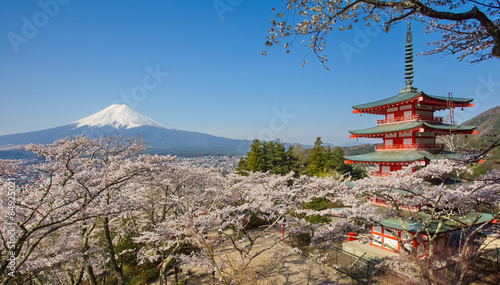 Naklejka samoprzylepna Japonia piękny krajobraz górski fuji i chureito czerwona pagoda z wiśniowy kwiat sakura
