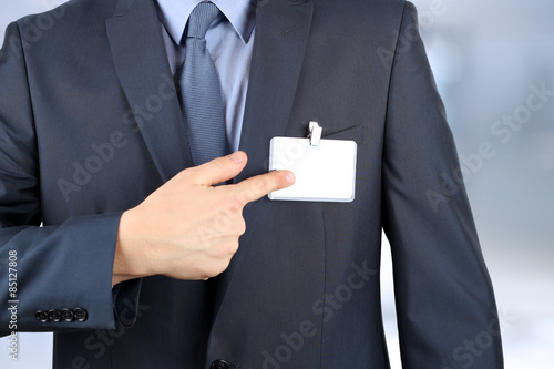 Fotografía El hombre de negocios que muestra una insignia en blanco