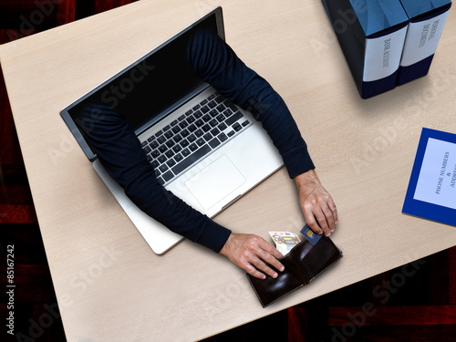 Fotografía cyber crime fraud in office when hacker stealing credit card and documents