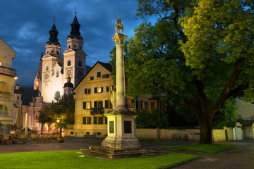 Blick über die Jahrtausendsäule zum Domplatz, Brixen, Südtirol, Italien