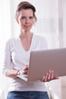 © Jürgen Hüls - attraktive Frau arbeitet mit Laptop