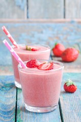 Canvas Print - Two glasses of strawberry smoothie with straws