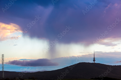 Foto Canberra City At Dawn Twilight Under The Cloudy Sky