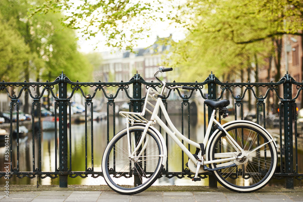 bike on amsterdam street in city - obrazy, fototapety, plakaty 