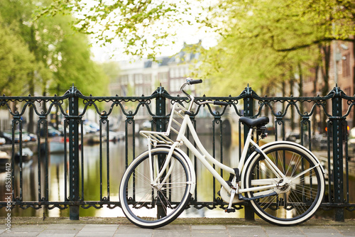 rower-na-ulicy-amsterdamu-w-miescie