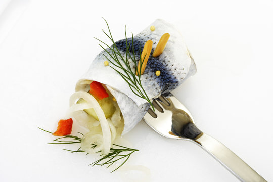 gabelrollmops, rollmops mit zwiebel und gurke gefüllt auf gabel